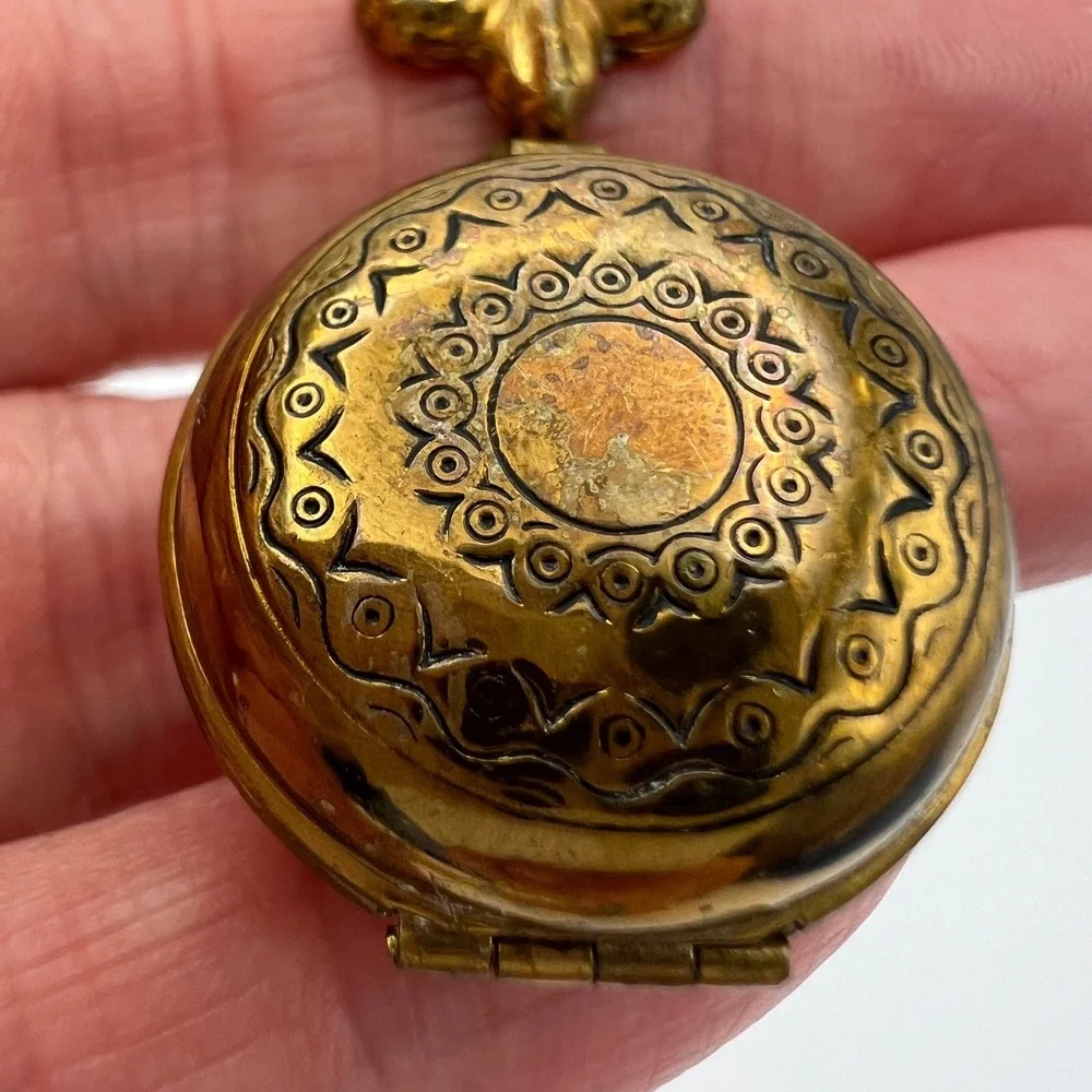 Vintage Fleur De Lis Locket Brooch Gold Tone Round Dangle Photo Sweetheart - Picture 4 of 9